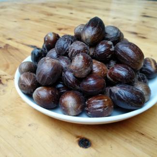 nutmeg with shell 